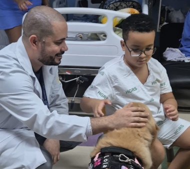 Cadelinha terapeuta Lola encanta crianças e adultos durante visita ao Hospital Roberto Santos | SECOM