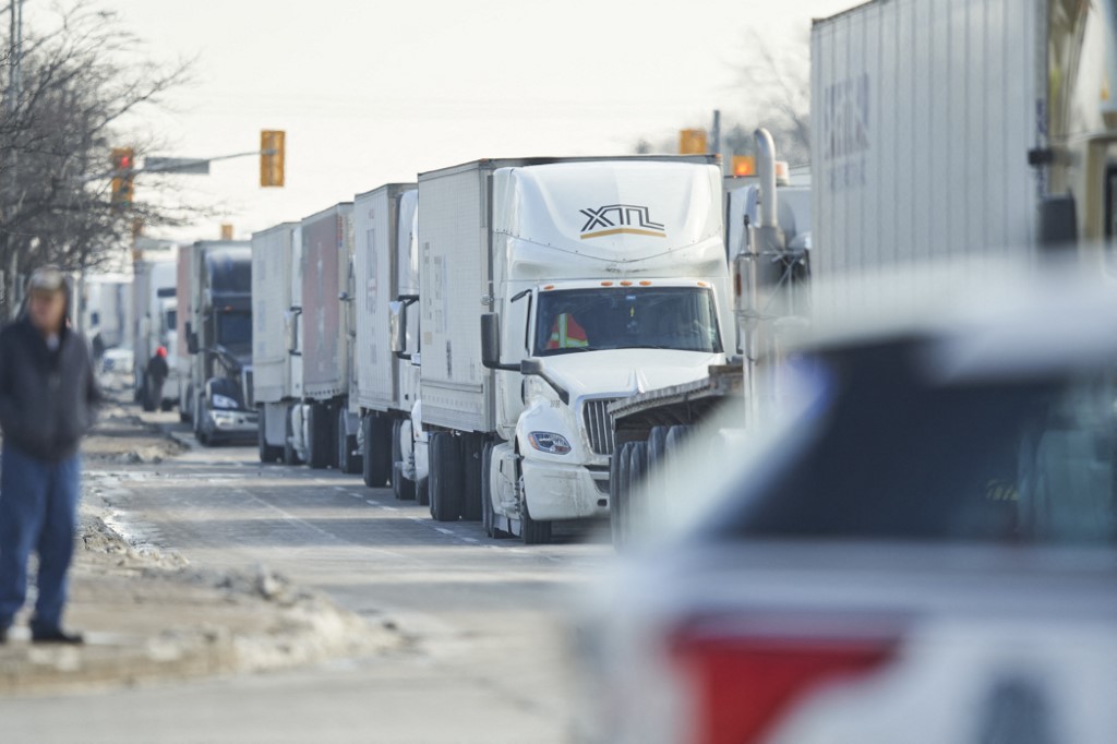 Fila de caminhões interrompe passagem "Ambassador", na fronteira entre Canadá e Estados Unidos