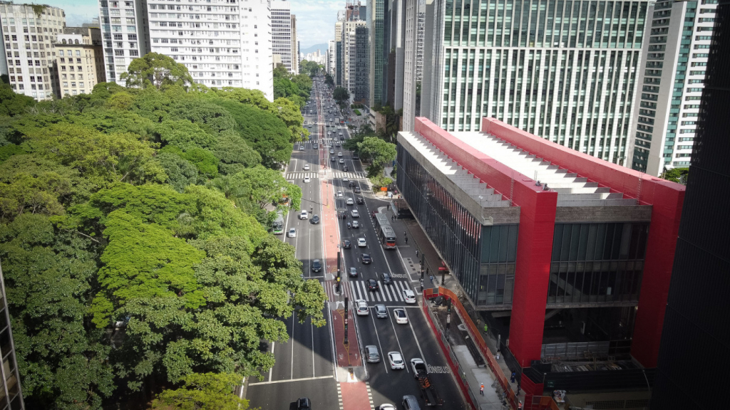 Domingo começa com temperaturas elevadas e clima abafado