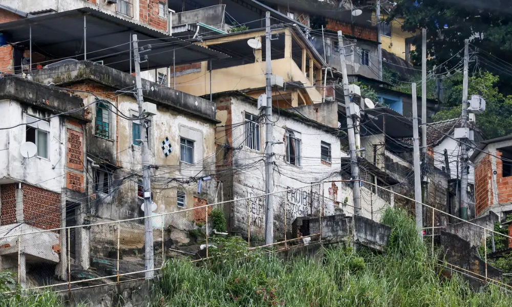 Quase 20% da população de favelas vivem em vias sem acesso para carros, diz IBGE 