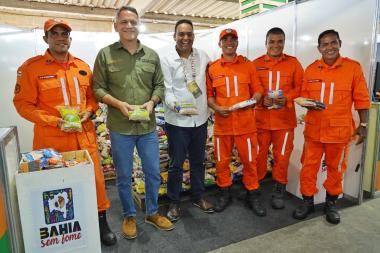Seagri entrega cinco toneladas de alimentos arrecadados na Fenagro ao programa Bahia Sem Fome | SECOM