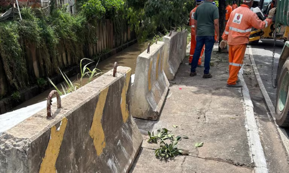 Prefeitura instala blocos de concreto após carro de casal ser arrastado por enxurrada em SP