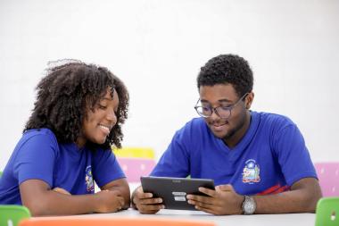 Tablets vão ampliar acesso à tecnologia educacional para estudantes do Ensino Médio da rede estadual em 2026 | SECOM