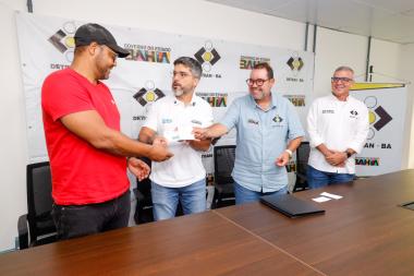 Bahia entrega primeira CNH do Brasil emitida no estado | SECOM