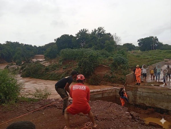 Bombeiros e Defesa Civil resgatam moradores ilhados após fortes chuvas na zona rural de São Francisco – Imprensa Bahia