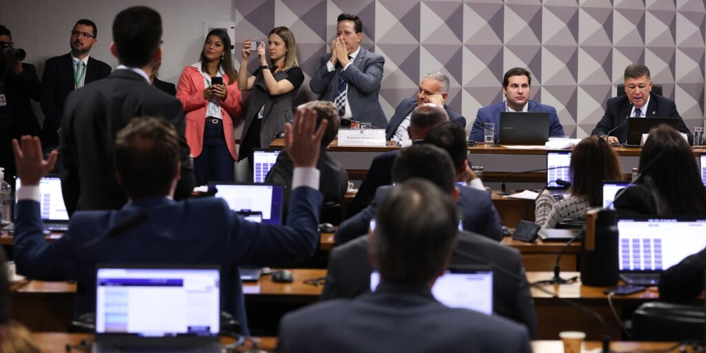 CPMI do INSS aprova convocação de cunhado e ex-namorada de Vorcaro