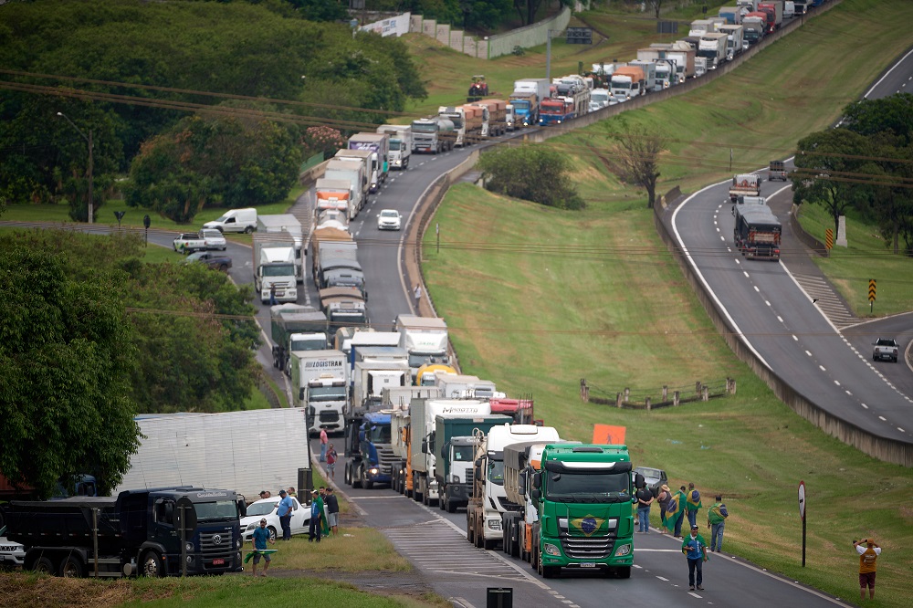 Caminhoneiros planejam greve nos próximos dias em retaliação à alta do diesel