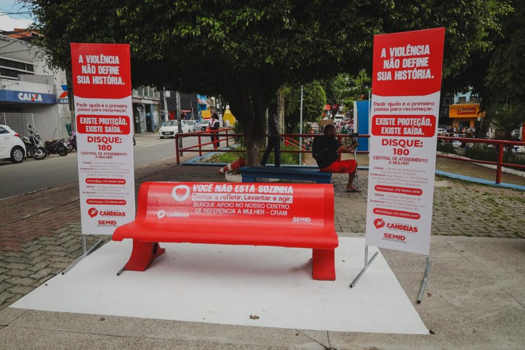 Entenda o significado do Banco Vermelho instalado na Praça Dr. Gualberto – Imprensa Bahia