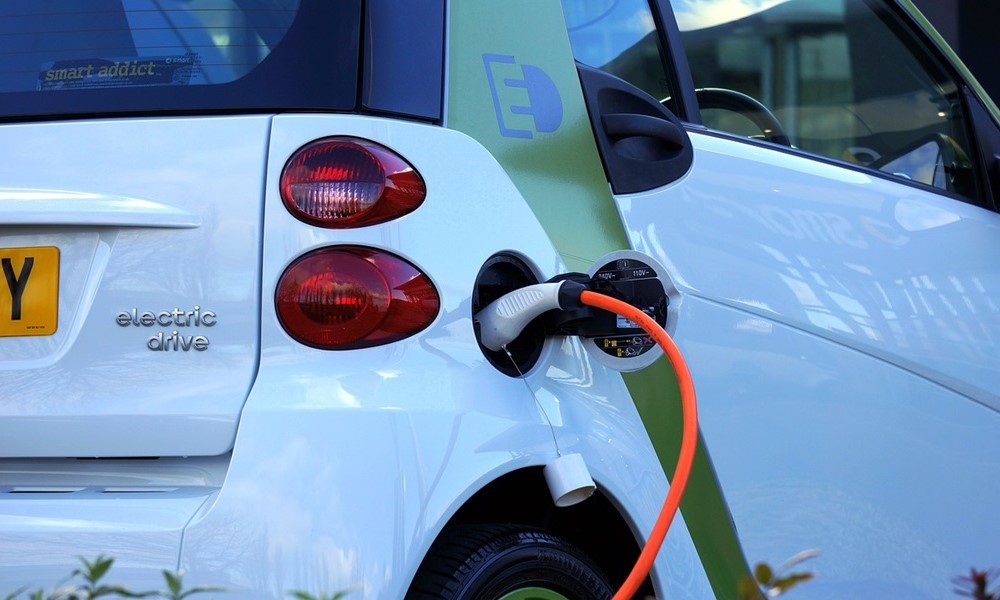 Guia técnico: onde carregar o carro elétrico na estrada para a praia