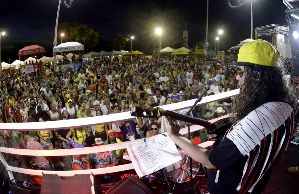 Prefeitura de Salvador inaugura estátua de Moraes Moreira na Praça Castro Alves e lança programação que celebra 40 anos da FGM