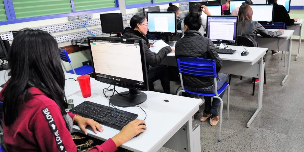 Brasil supera 100 mil escolas públicas com internet gratuita