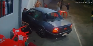Tragédia no Trânsito: Carro desgovernado sobe calçada e atropela pessoas e derruba parede de um bar