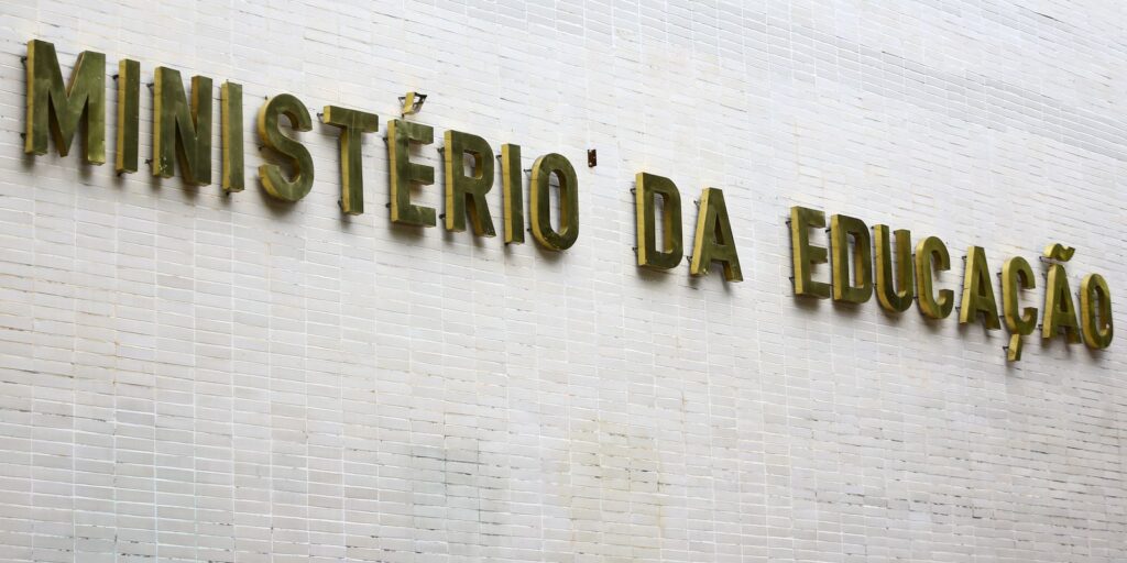 Formação de professores a distância mostra desempenho 53,1% inferior