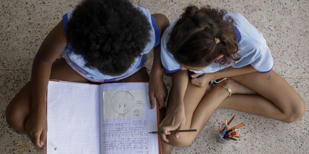 Metade dos estudantes não vê debate antirracista na escola, diz estudo