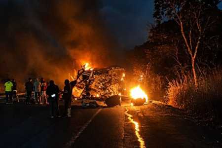 Seis baianos morrem em acidente entre carreta e ônibus na BR-251