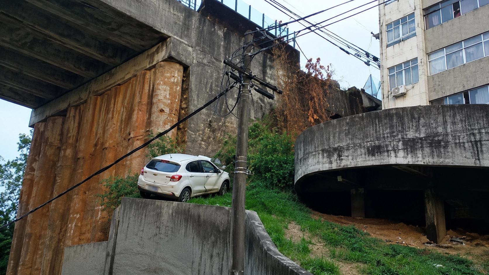 Carro derruba mureta de viaduto e quase despenca na pista – Imprensa Bahia