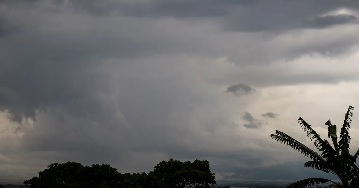 Após temporal, deslizamento de terra mata uma pessoa em São Paulo