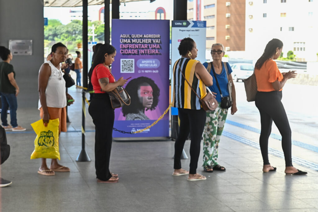 Salvador amplia acesso ao Botão Lilás em estações do BRT para atendimento a mulheres vítimas de violência – Secretaria de Comunicação
